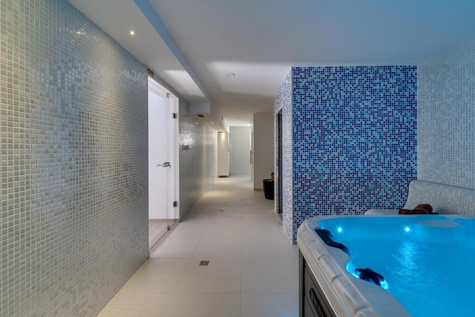 Luxury Villa Lucas With Heated Pool, Whirlpool, Sauna, 14 Pax Podstrana Luaran gambar