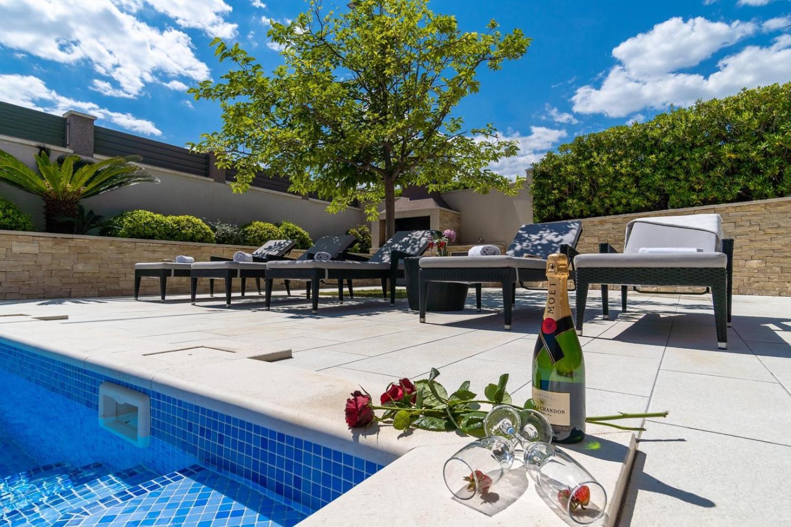 Luxury Villa Lucas With Heated Pool, Whirlpool, Sauna, 14 Pax Podstrana Luaran gambar